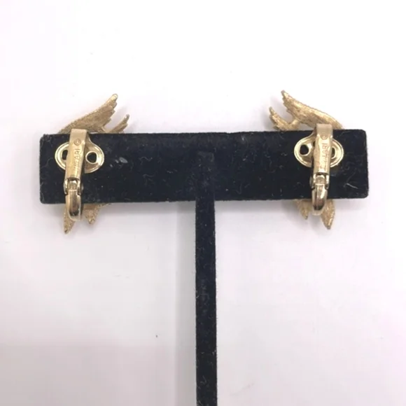 Crown Trifari Signed Vintage Brushed Gold Abstract Leaf Clip-on Earrings - Picture 2 of 9